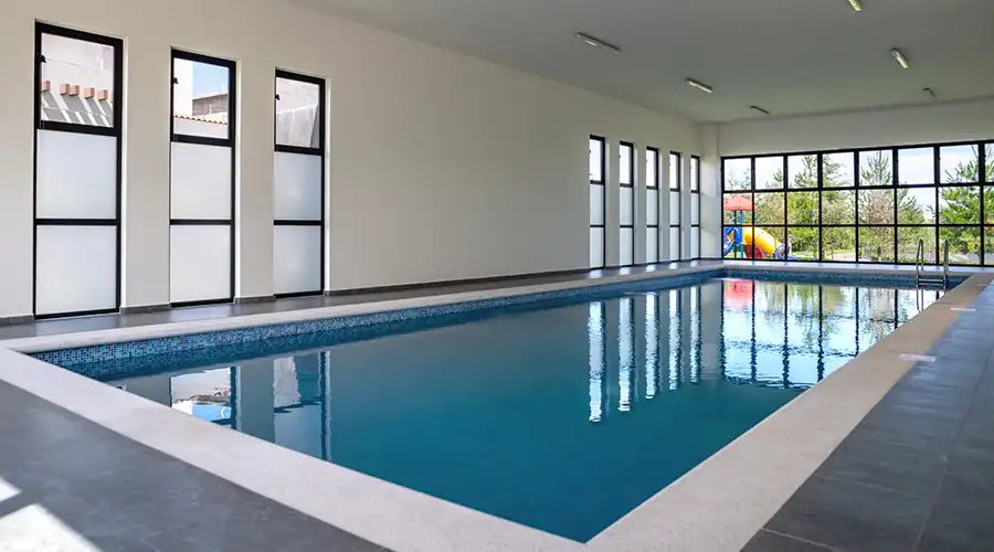 Alberca climatizada de la Casa Club en La Escondida Residencial