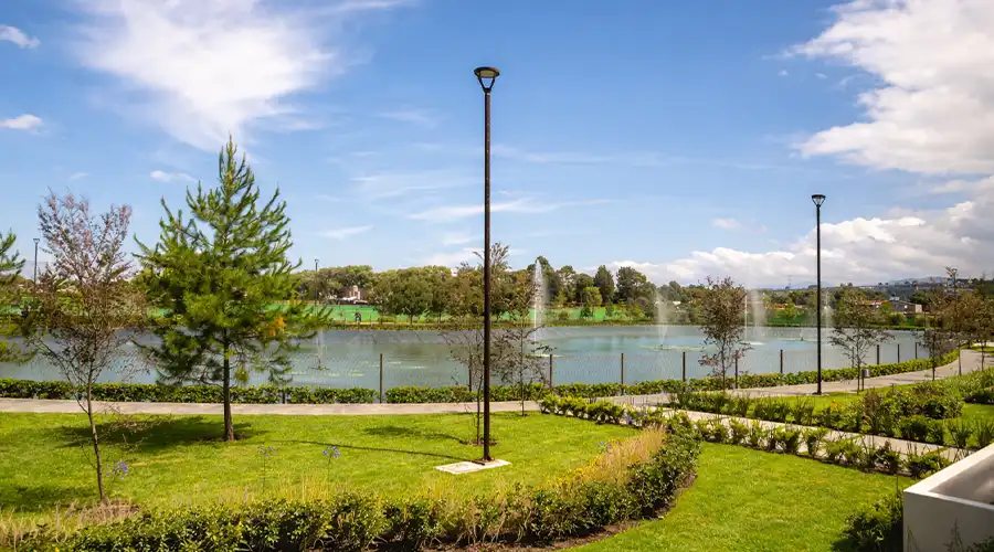 Laguna central del desarrollo La Escondida Residencial